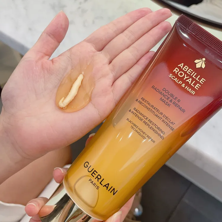 皇家蜂王乳雙導修護髮膜擁有雙質地，200ml／3600元。品牌提供