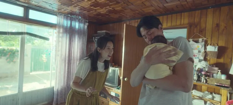 趙寅成、韓孝周劇中為了躲避情報局，隱身鄉下務農，一家三口最後仍被拆散，虐哭觀眾。翻攝Disney+