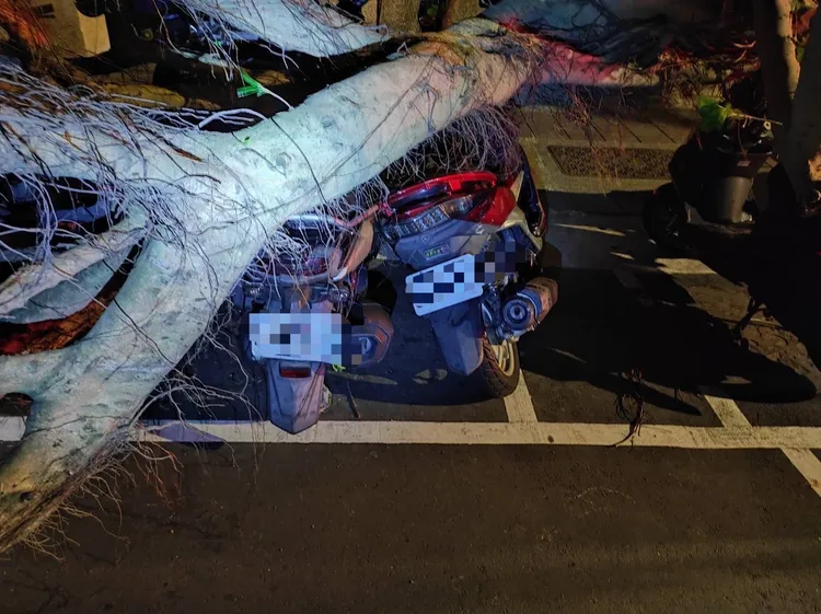 機車衰被壓垮。翻攝畫面