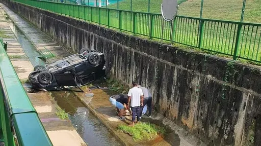 轎車失控打滑墜3米深大排 25歲駕駛逃死劫嚇呆