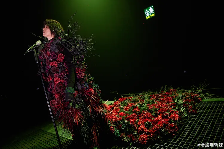 信的「荊棘玫瑰戰袍」重達140公斤。翻攝《披荊斬棘》微博