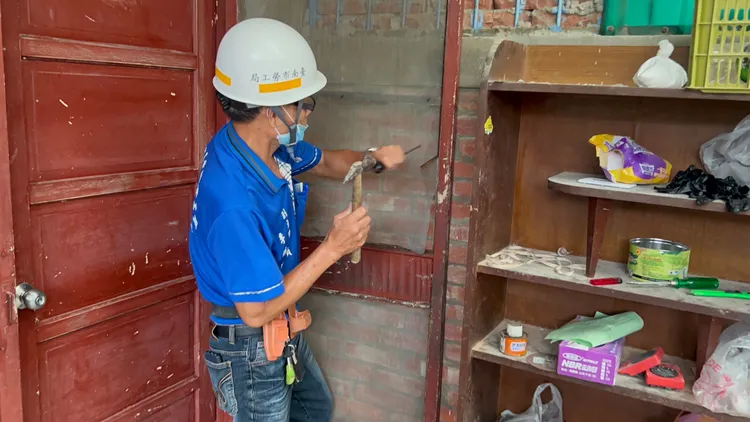 隨即修補更換。勞工局提供