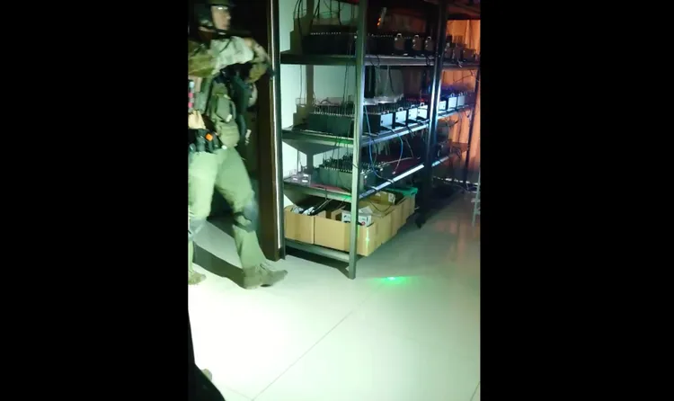 警方進入新莊機房攻堅。翻攝畫面