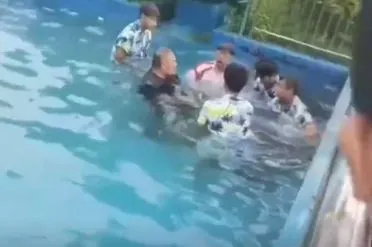 遊客被吸入排水孔，現場工作人員拉起時，已無生命跡象。取自微博