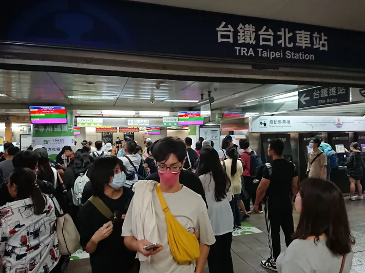 台鐵月台擠滿人。讀者提供