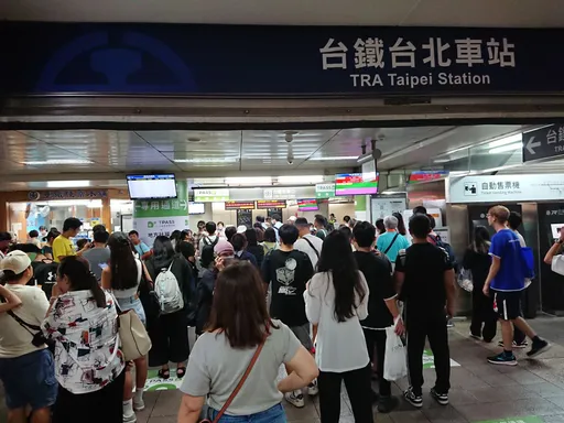 有片|桃園=鶯歌路基流失!台鐵拚明晨恢復雙線行駛 今晚封鎖搶修