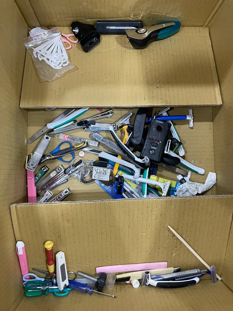 帶圓規、1根免洗筷是想要...？翻攝自成人展臉書