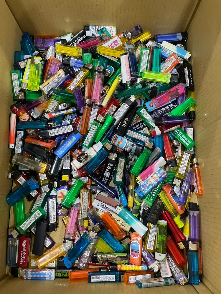 違禁品中最常見的就是打火機。翻攝自成人展臉書