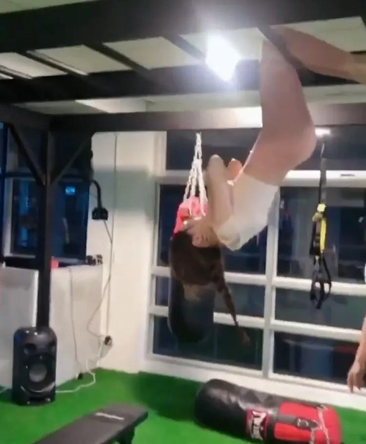 吊單槓做仰臥起坐。IG@yumiwong_official 提供