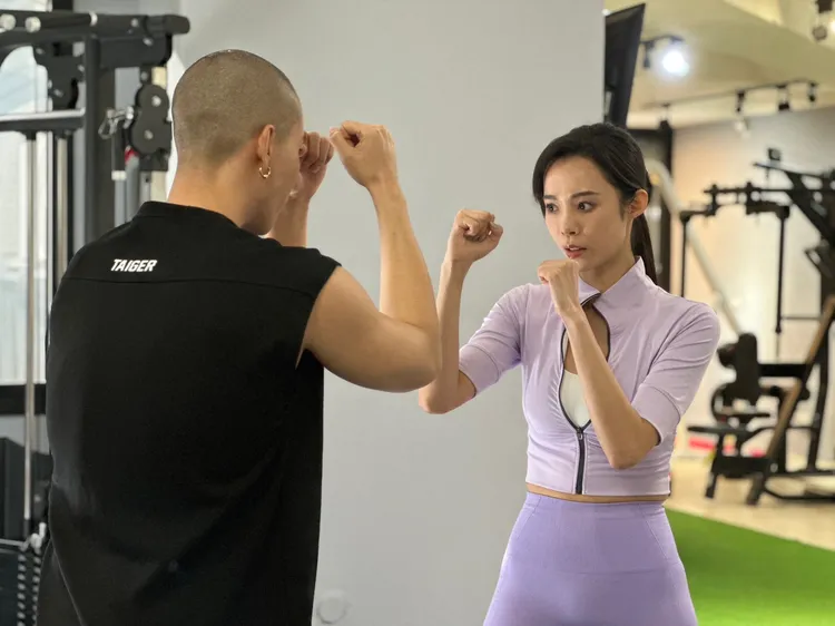 康茵茵（右）和吳東震對戲拍攝中。《慾望七人行》提供