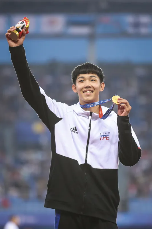 台灣田徑好手彭名揚（圖）受到好友林昱堂的激勵，在成都世大運男子400公尺跨欄摘金、達到奧運參賽標準，兩人實現承諾一起前進巴黎。中央社（大專體總提供）