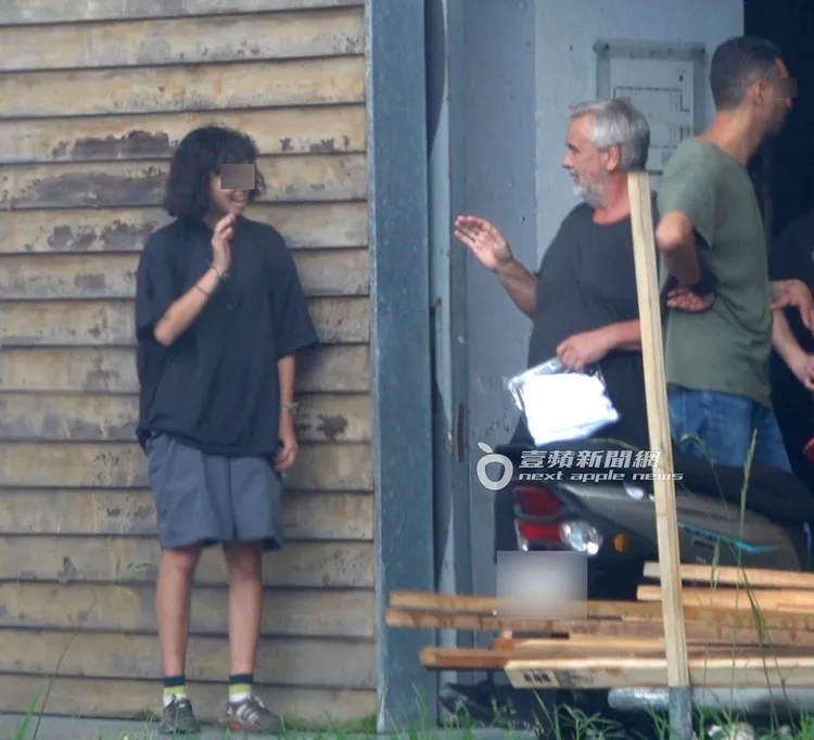 導演盧貝松（右）離開時，與工作人員揮手道別，親和力十足。讀者提供