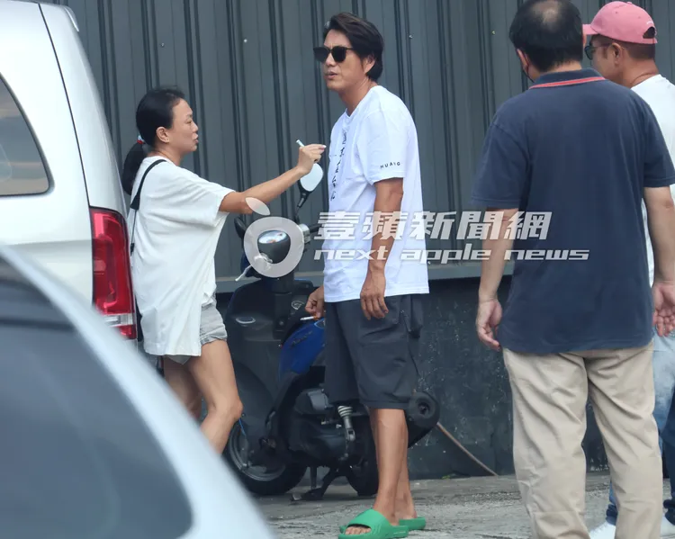 韓哥（中）走到哪裡都是工作人員的關注焦點。讀者提供