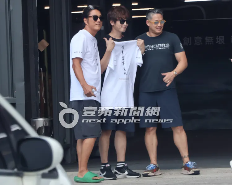 韓哥（左）與拿著電影宣傳服的工作人員合照。讀者提供