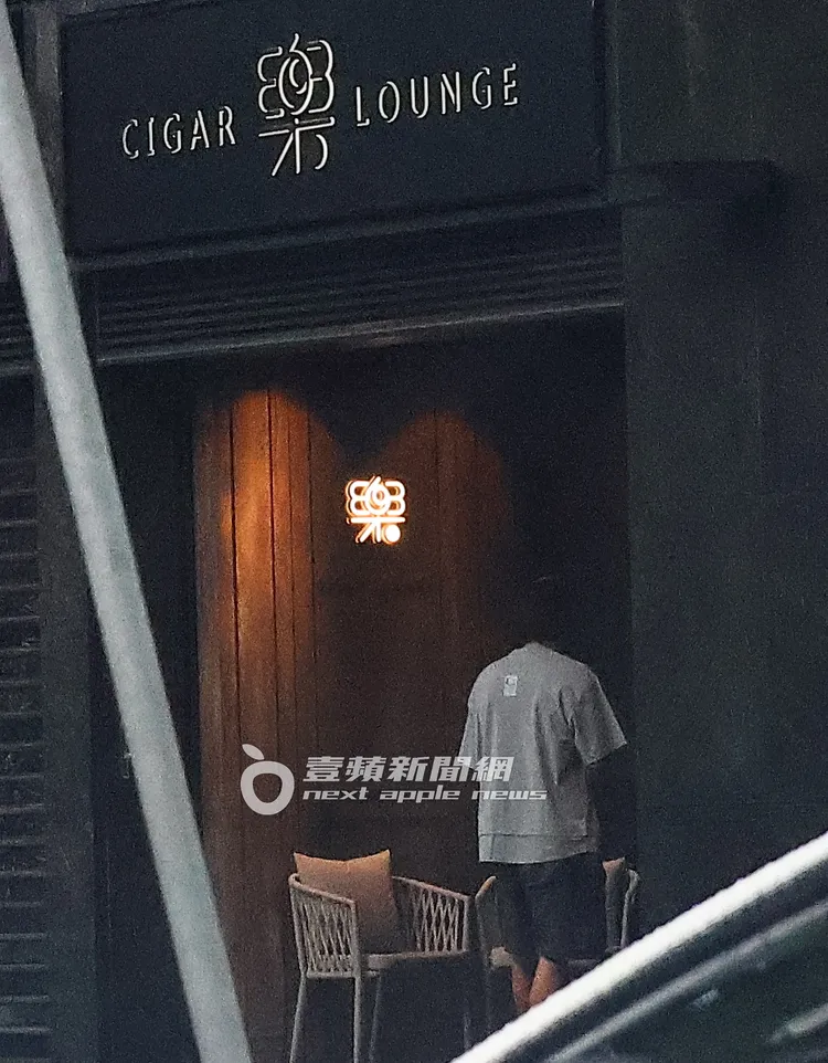 韓哥走進下榻酒店附近的雪茄館，享受休息時光放鬆。特勤中心攝