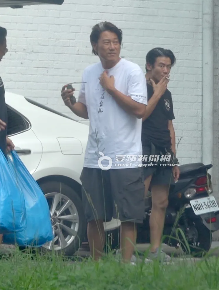 韓哥拿下太陽眼鏡，準備放到胸前，帥氣十足。讀者提供