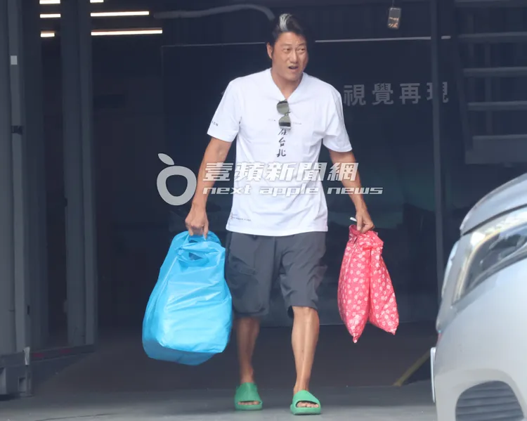 「韓哥」姜成鎬一身休閒打扮，到中影辦公室幫忙搬3大袋《週末在台北》的團服上車。讀者提供