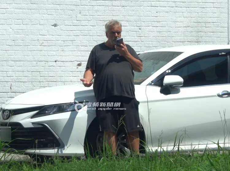 導演盧貝松在中影片場忙進忙出溝通事情。讀者提供