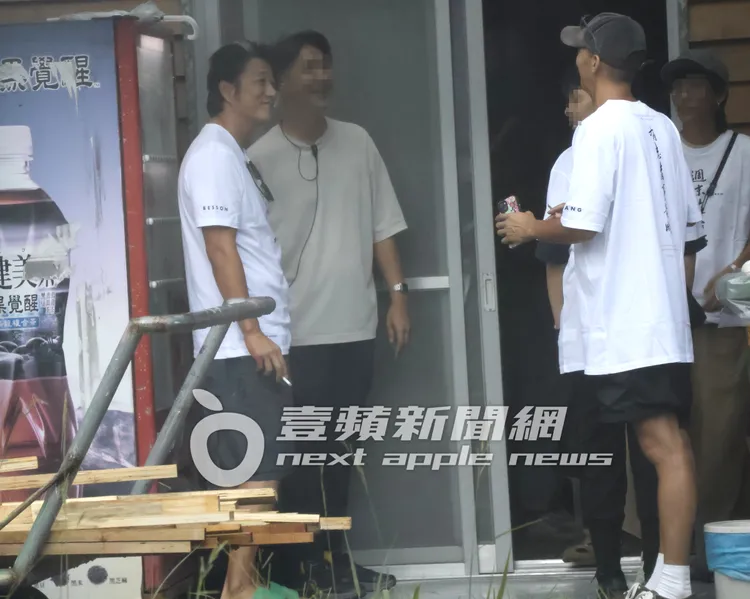 韓哥（左）走到戶外，與工作人員抽菸打成一片。讀者提供、《壹蘋》貼心提醒您，吸菸有礙身體健康