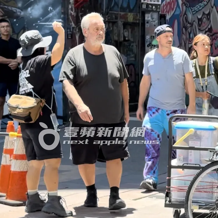 導演盧貝松一大早在西門町電影街拍攝《週末在台北》，親臨現場指導。特勤中心攝