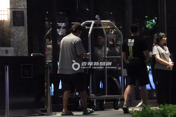 隨後韓哥（左）一邊滑著手機，一邊走回酒店休息。特勤中心攝