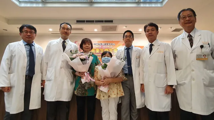 86歲高女士(左3)和63歲凃女士(左4)手術後復原良好。林芳如攝