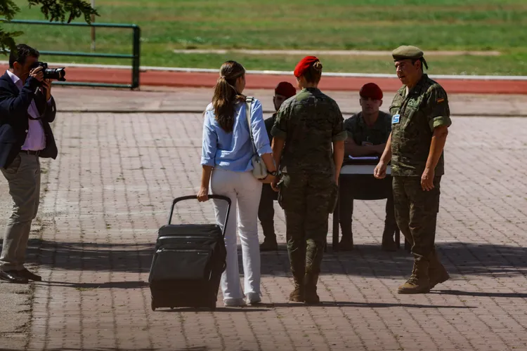 蕾歐諾兒公主17日拉著行李箱進入學校。路透社