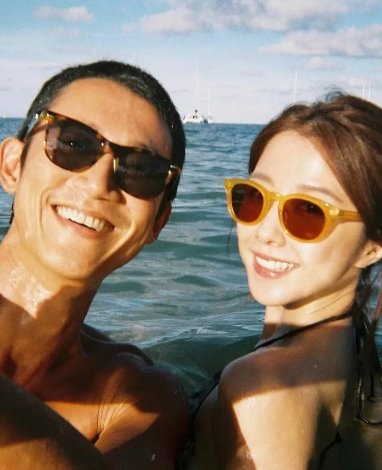 邵雨薇（右）和男友吳慷仁感情穩定，有空就會出國旅遊。翻攝邵雨薇臉書