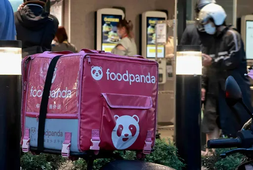 窮女大生兼3份工分攤家計　機車裝外送箱遭譏「裝備仔」爆哭