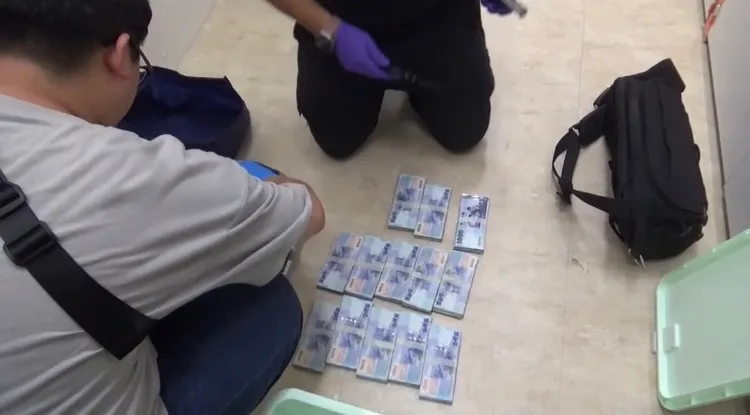 警方於蕭嫌租用的南港倉儲內查扣贓款。翻攝畫面