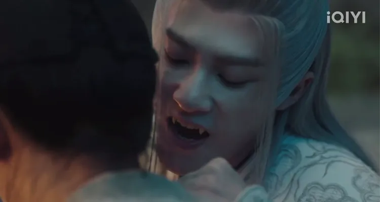 《長相思》情慾場面幕後搞笑，楊紫強忍敏感帶被哈氣，只因檀健次戴獠牙套講台詞慘漏風。愛奇藝國際站提供