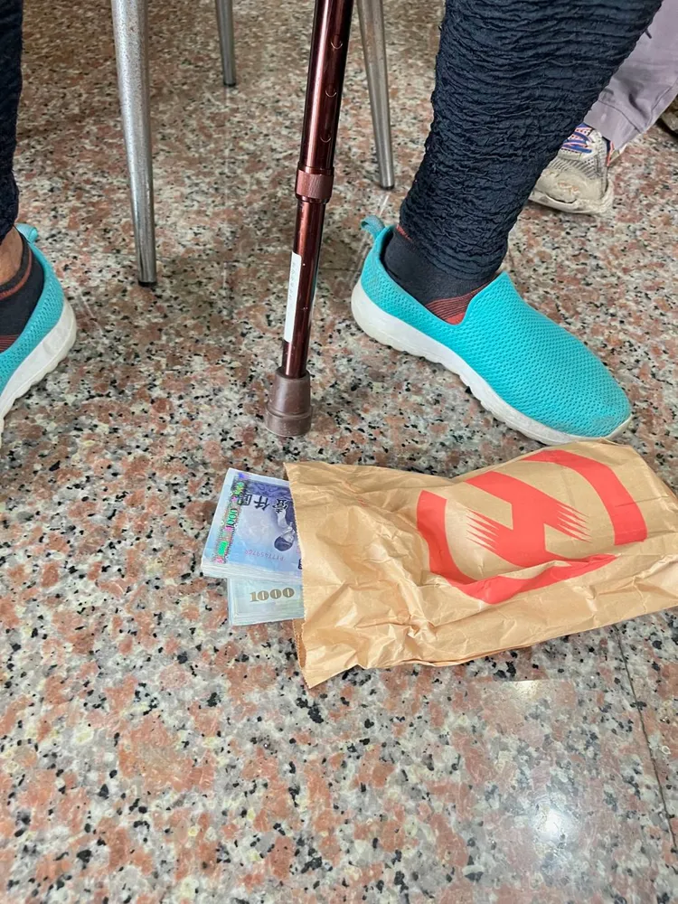 老婦行動不便，剛遭逢喪偶之痛，又被詐騙40萬元。讀者提供