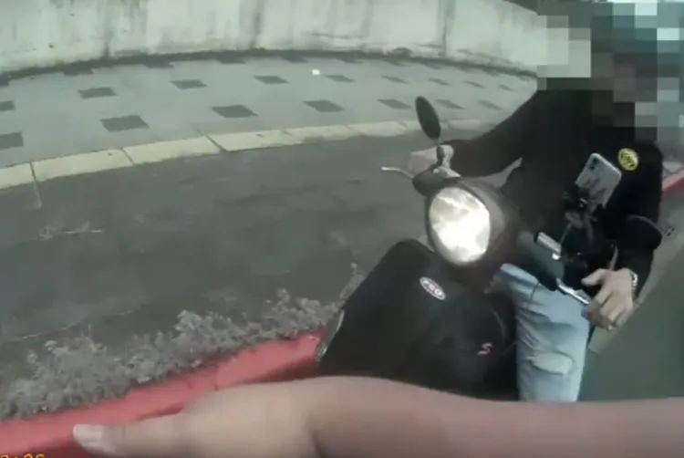 警方攔查廖姓騎士。翻攝畫面