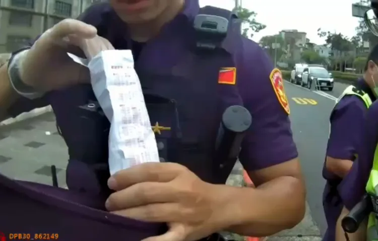 警方在他身上起獲毒品。翻攝畫面