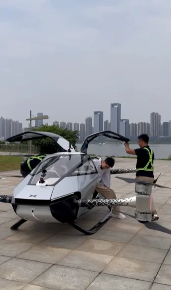 林志穎帥氣地坐上四個螺旋槳的飛行汽車。翻攝自林志穎臉書