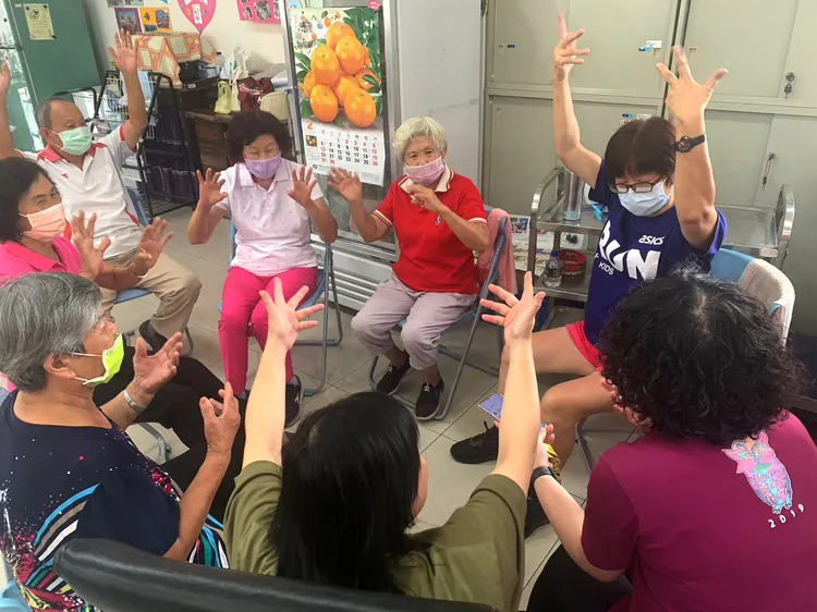 志工學習如何與長輩有更多互動。嘉藥提供