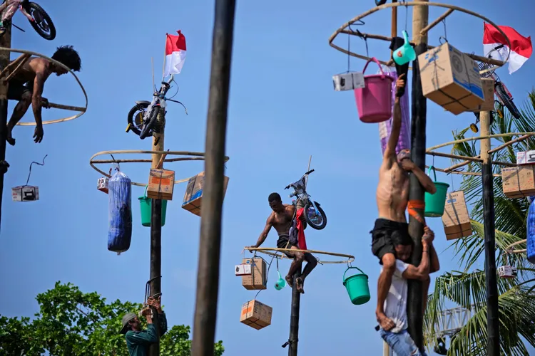 爬高趣味競賽中，主辦單位準備許多獎品。美聯社