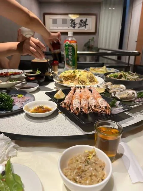 網紅推薦的澎湖海鮮店被網友爆料，疑似生魚片不新鮮害他們一行5人中，有4位上吐下瀉。翻攝《Dcard》論壇