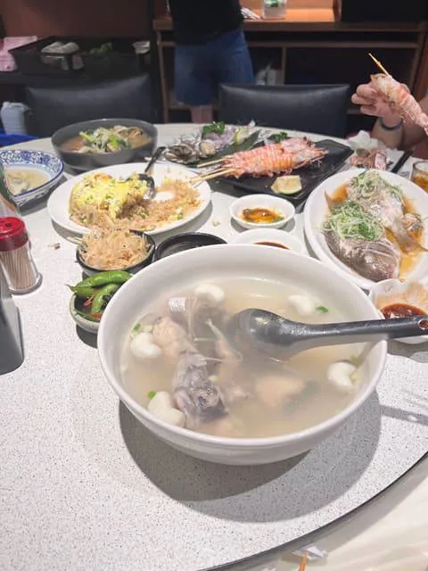 網紅推薦的澎湖海鮮店被網友爆料，疑似生魚片不新鮮害他們一行5人中，有4位上吐下瀉。翻攝《Dcard》論壇