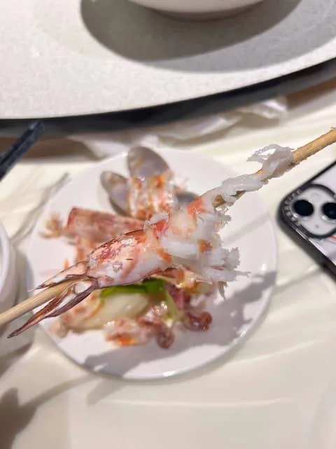 網紅推薦的澎湖海鮮店被網友爆料，疑似生魚片不新鮮害他們一行5人中，有4位上吐下瀉。翻攝《Dcard》論壇