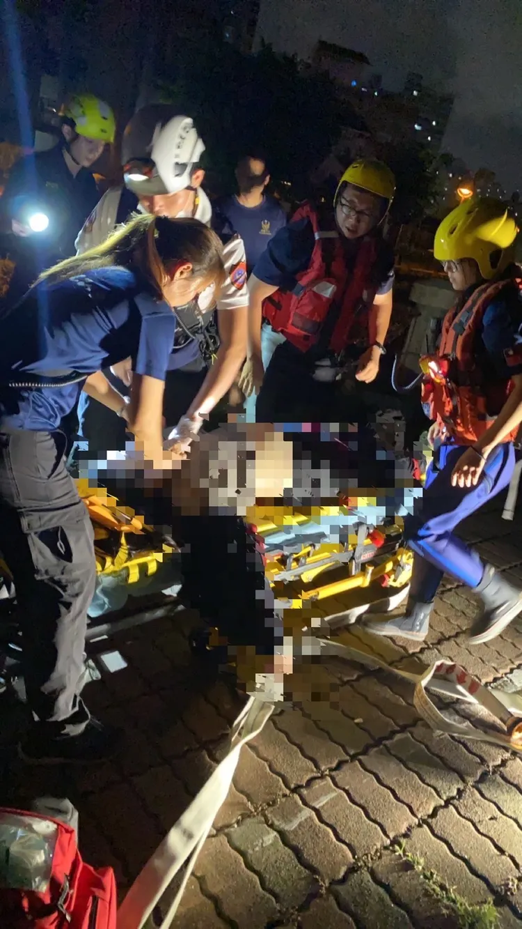 女大生騎機車衝進排水溝，經救護人員救起送醫搶救後，仍不治身亡。翻攝畫面