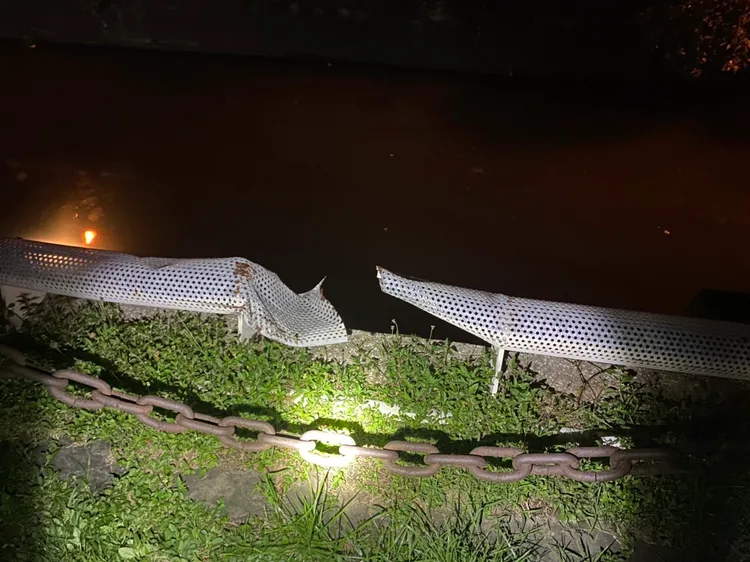 女大生騎機車衝進排水溝。翻攝畫面