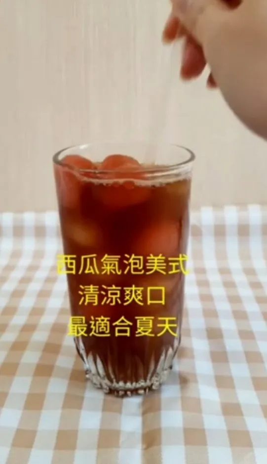 爽口風味西瓜氣泡美式氣泡飲。FB粉專：《歡樂小草室》提供