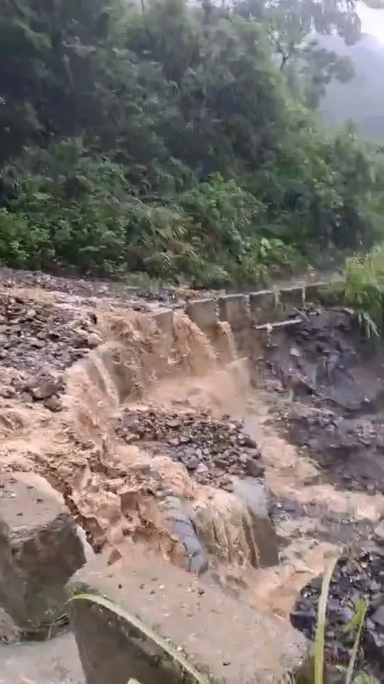 仁愛鄉多處路段土石流。民眾提供