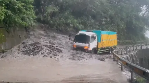 南投重災區驚悚影片曝!暴洪灌進溫泉飯店 貨車深陷土石流
