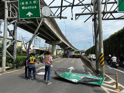 聯結車載堆高機超過「限高」硬上快速道路 狠狠擊落匝道路牌畫面曝光