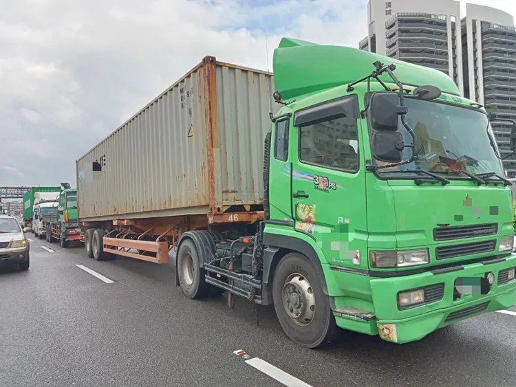 移民署小巴見狀煞停，卻遭後方貨櫃車追撞。讀者提供