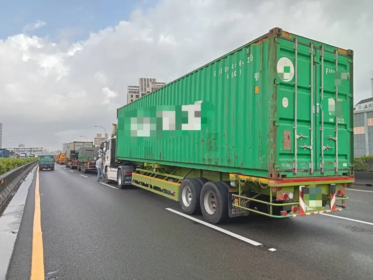 國1高雄路段發生四大車連環車禍。讀者提供