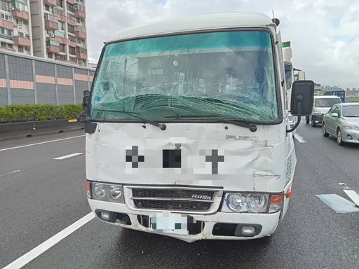 國1高雄段4車連環撞　移民署小巴士遭前後夾擊！10人不適送醫