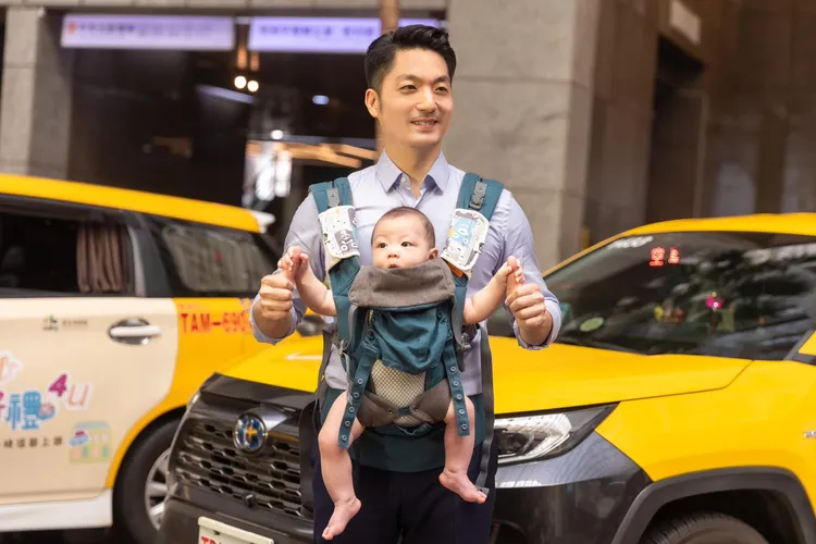 蔣萬安昨自曝因為抱二寶三寶閃到腰。翻攝蔣萬安臉書